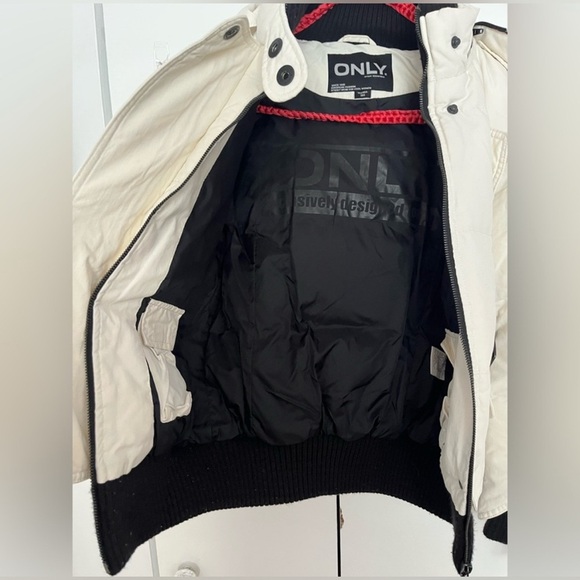 Only puffer jacket- size xs PTP 17inch - Picture 5 of 13